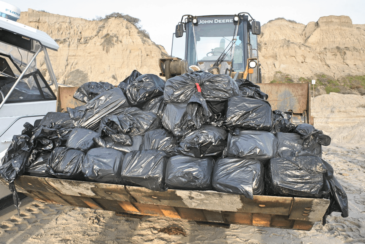 Los 82 paquetes estaban envueltos en bolsas negras para la basura.
