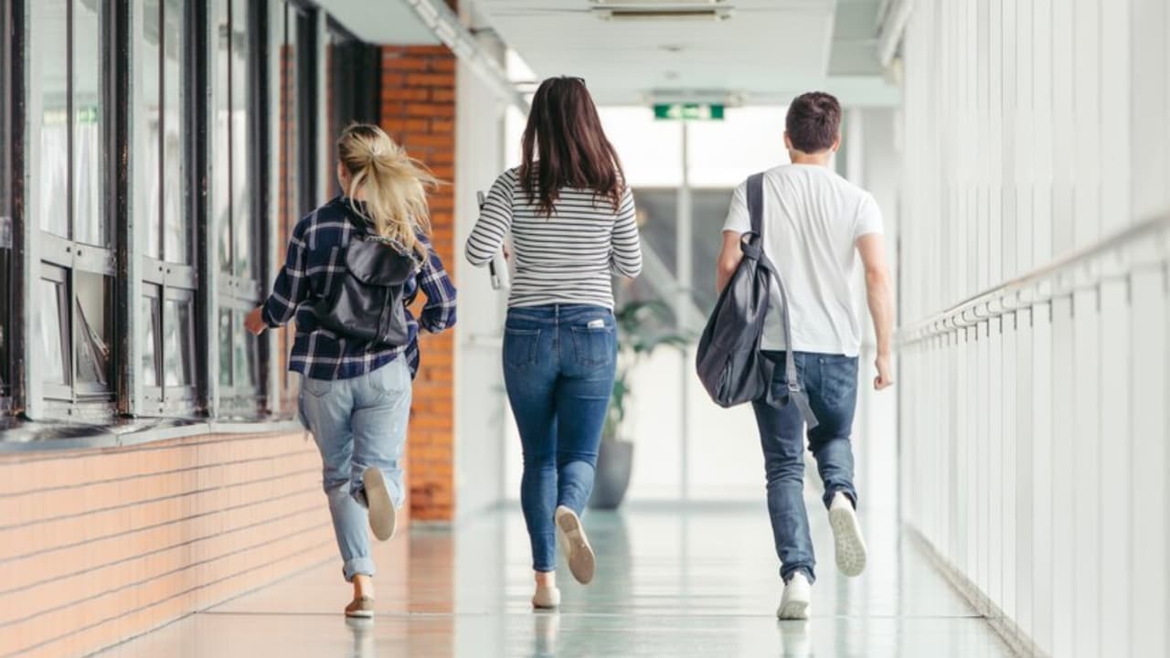 Detienen a una niña por amenazas a su escuela en Riverside; ¿qué consecuencias podría enfrentar?