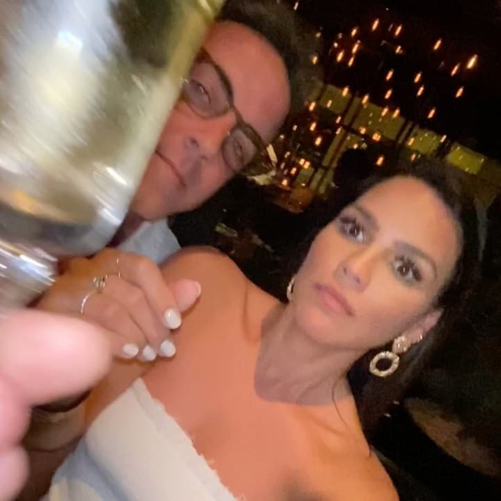 "También la familia enamora", contó, "cuando conoció al suegro en Monterrey, 
<b><a href="https://www.univision.com/shows/el-gordo-y-la-flaca/lili-cuenta-en-primicia-como-inicio-el-romance-de-karina-banda-y-carlos-ponce-cupido-tiene-nombre-y-la-conoces-video" target="_blank">el suegro le presentó el mezcal</a></b> y se hizo un click inmediato". 
<br>