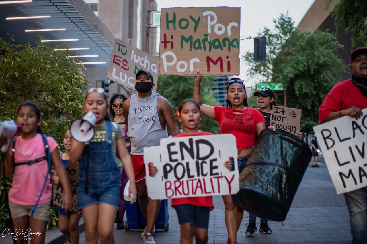 Desde niños hasta adultos mayores han salido a las calles a exigir el fin del racismo y el abuso policiaco en el país, el movimento se ha replicado de costa a costa y Phoenix no ha sido la excepción.