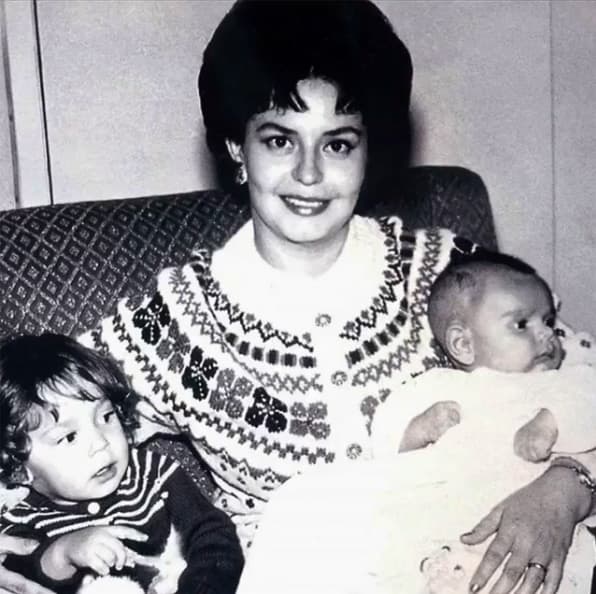 Eugenio Derbez compartió algunos bonitos recuerdos que tiene con su mamá en Instagram.