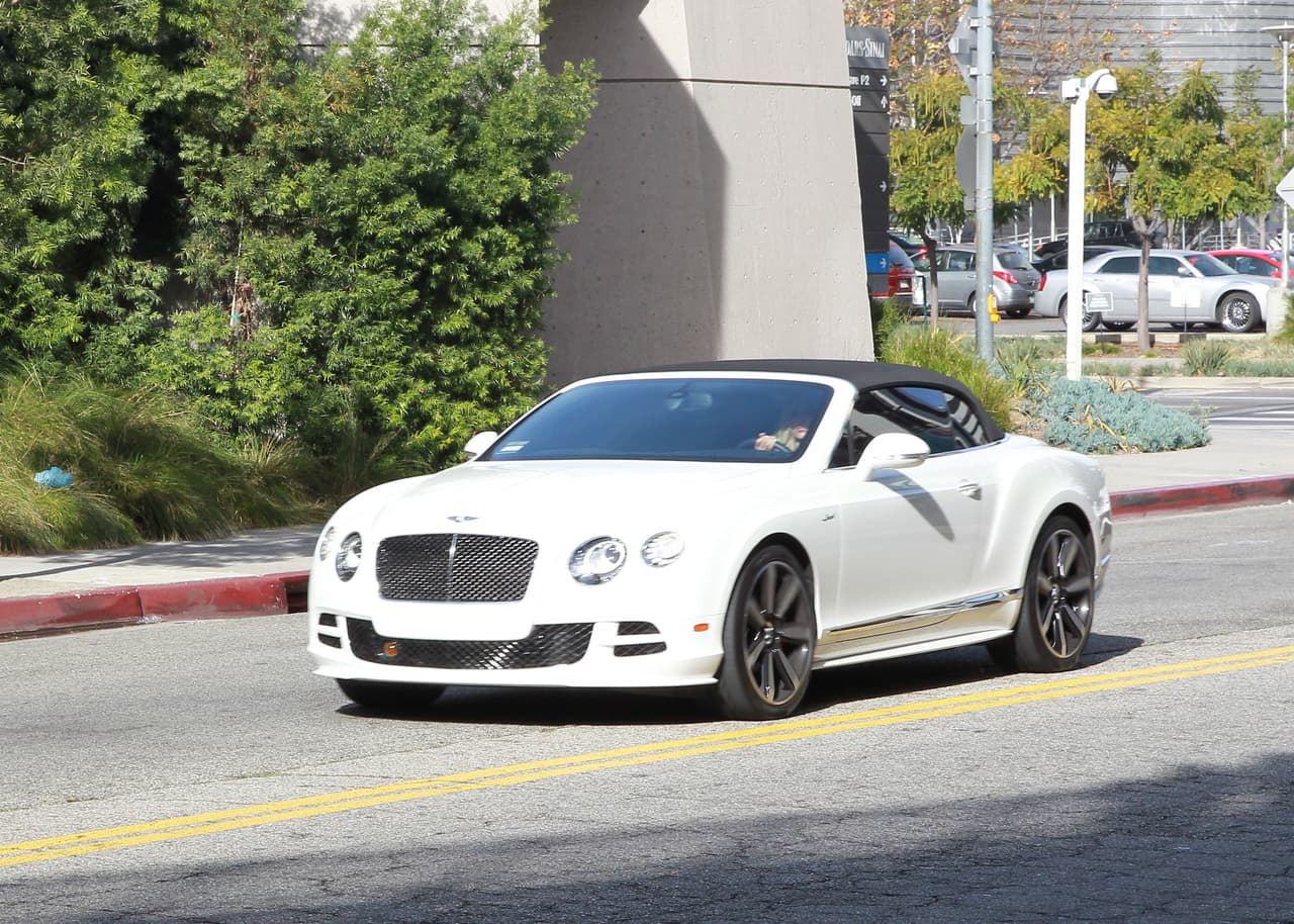 La 'celebrity' llegó en su carrazo para ser la primera en ver al pequeño niño.