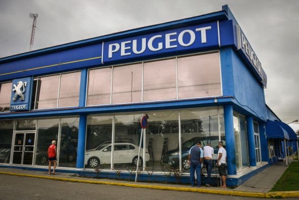 Entre 1960 y 1980 llegaron a la isla algunos Peugeot 404 y Skoda fabricados en la Argentina y República Checa respectivamente.