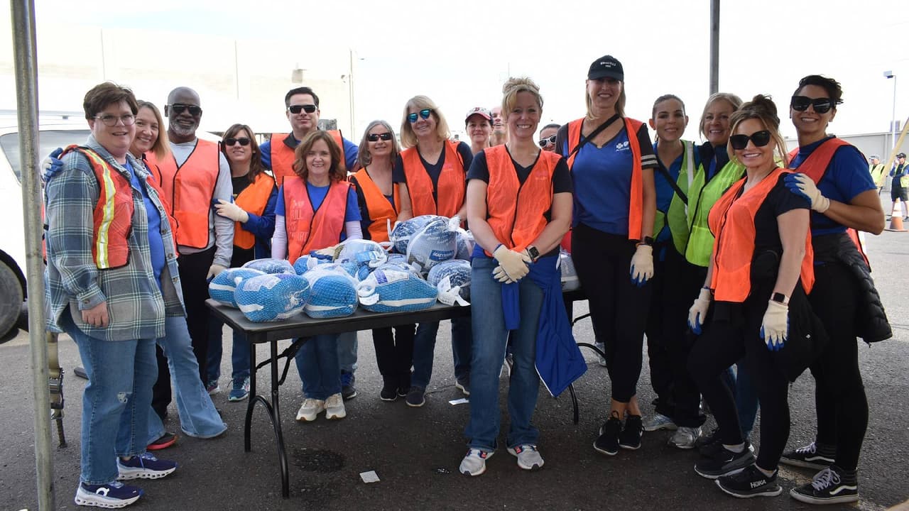 <b>St. Mary's Food Bank </b>
<br>El banco de comida St. Mary regalará pavos a las personas que más lo necesitan del
<b>20 al 22 de noviembre</b> en el 3131 West Thomas Road en Phoenix, así como en el 13050 W. Elm Street en Surprise,
<b>de 9 a.m. a. 1 p.m</b>., sólo se requiere presentar una identificación.