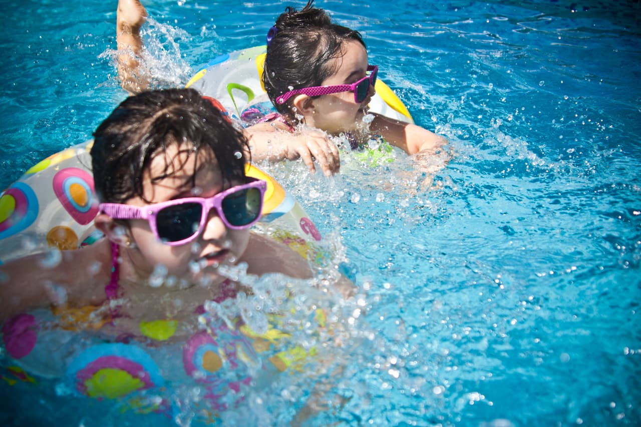 Lleva a los niños al baño con frecuencia y revisa los pañales. No debe cambiar los pañales a un costado de la piscina para mantener a los gérmenes lejos del agua.
<br>
<a href="https://www.cdc.gov/healthywater/swimming/esp/oceans-lakes-rivers-esp.html" target="_blank">Fuente: CDC</a>
<br>