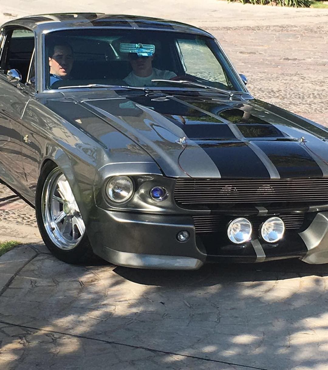 Hace un tiempo, apareció conduciendo un Ford Mustang Shelby GT500 del 1967, un vehículo de colección que se hizo famoso por la película ’60 segundos’ con Nicolas Cage.