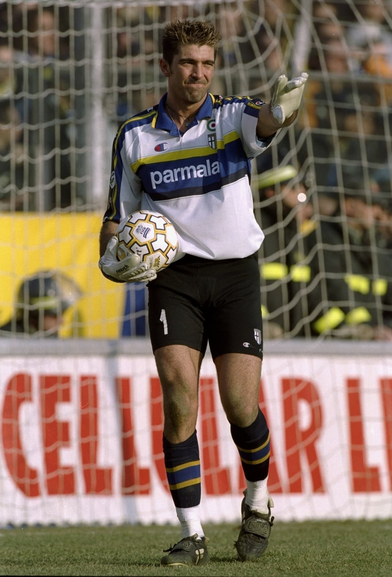 Con el Parma, actualmente en la Lega Pro de Italia (tercera división), Buffon debutó el 19 de noviembre de 1995 con 17 años, tras ser ascendido al primer equipo desde las divisiones menores.