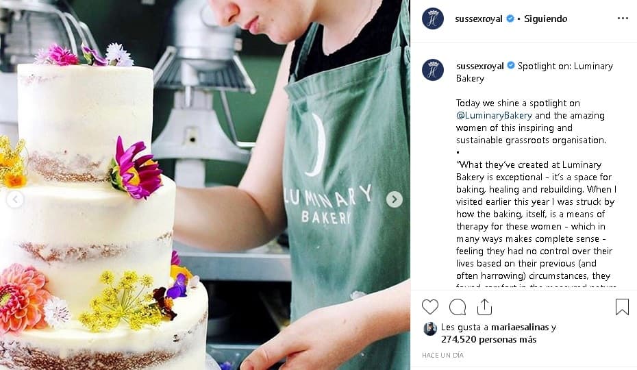 El pie de foto de las imágenes resaltó el trabajo del establecimiento porque "está 
<b><a href="https://www.univision.com/famosos/meghan-markle-comparte-fotos-nunca-antes-vistas-de-su-embarazo-en-una-labor-para-empoderar-a-mujeres-con-sus-looks-fotos">marcando una diferencia sustancial </a></b>en la vida de las mujeres en el área local".
<br>