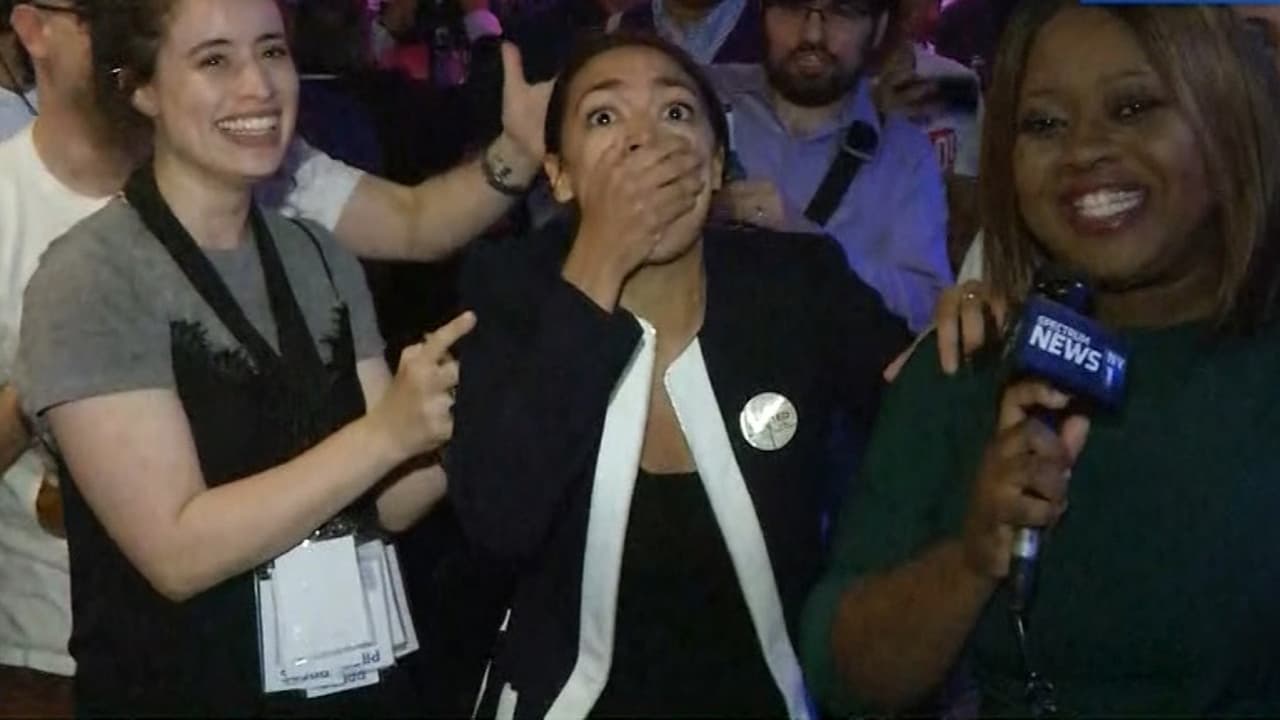 <h3 class="cms-H3-H3">A sus 28 años, una joven hispana del Bronx vence sorpresivamente a uno de los demócratas más poderosos del congreso</h3>
<br>
<br>El momento que lo inició todo. Pocas veces las cámaras han logrado captar un momento en la historia en vivo, pero tal fue el caso cuando los camarógrafos de NY1 grabaron el momento en que la congresista supo de su victoria en las primarias demócratas del 2018, un momento que sellaría su destino como una de las figuras más grandes e influyentes de la política estadounidense.