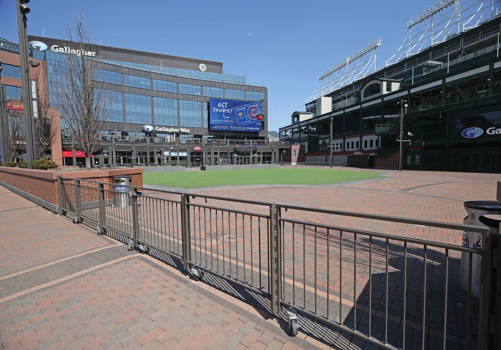 Gallagher Way luce vacío fuera del estadio de los Chicago Cubs.