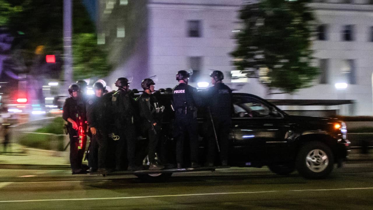 La alcaldesa de Los Ángeles, Karen Bass, declaró un toque de queda hasta las 6:00 am para intentar controlar hechos de violencia en medio de las manifestaciones en el centro de la ciudad en contra de las detenciones de ICE. Pese a esto, la policía informó varios arrestos por no acatar esta orden.
