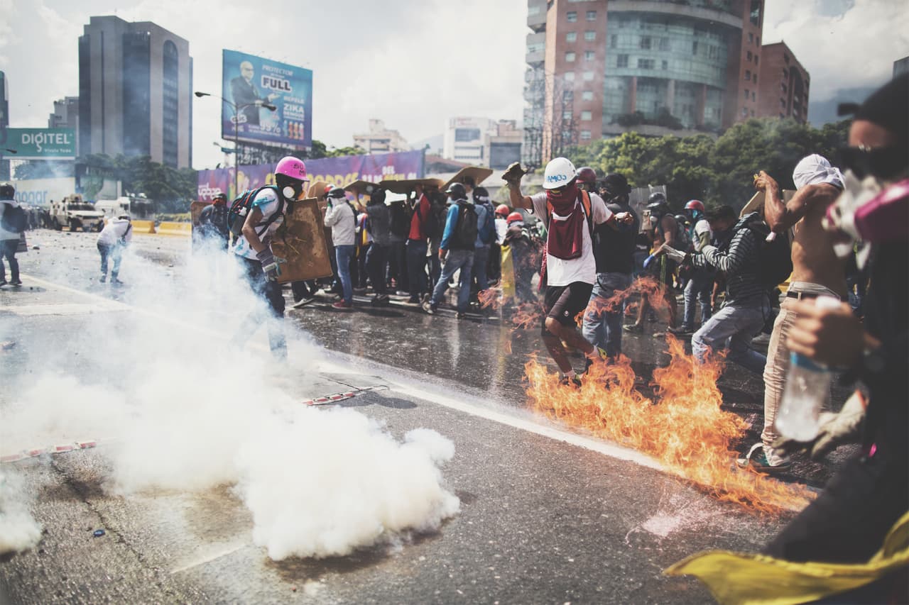 Con escudos, máscaras, cascos y piedras, se organiza la primera línea de resistencia en las protestas en Venezuela