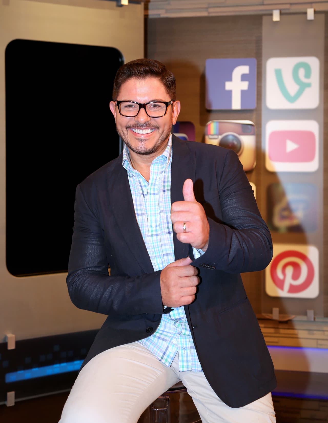 Ernesto Laguardia también se suma a la larga fila de famosos que se pasan a la política. Actualmente se encuentra en campaña para ganar una diputación por el distrito 8 en el Estado de México.