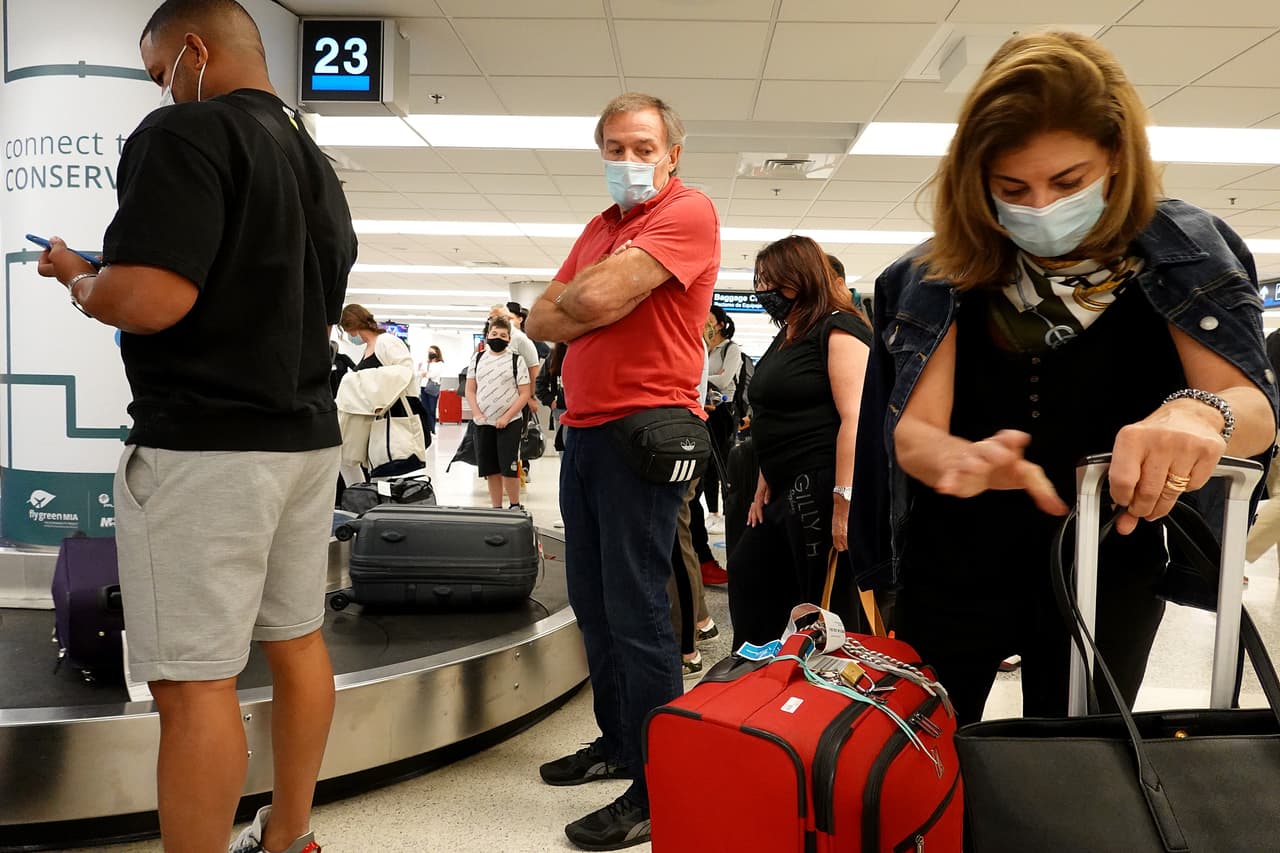 También se recomienda llevar suficientes mascarillas y gel antibacterial.
