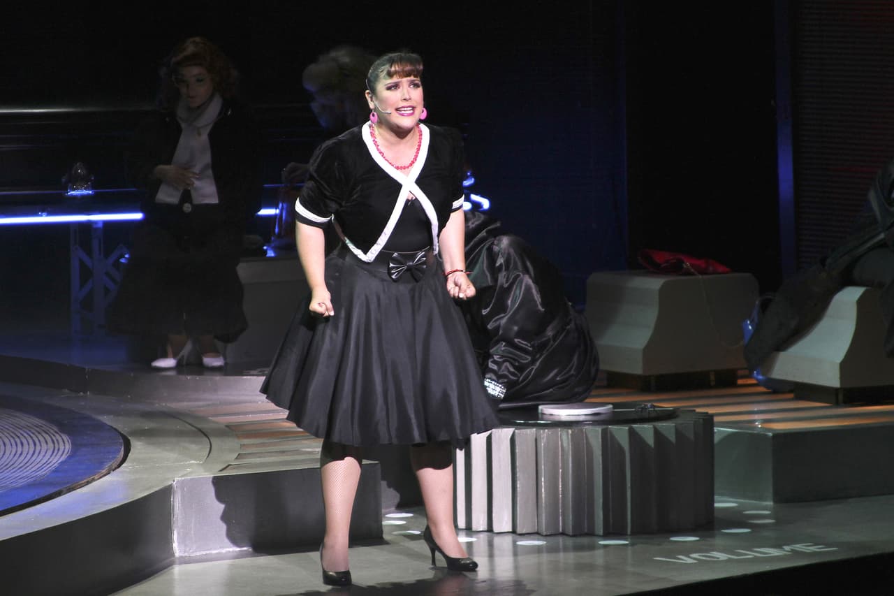 “Tengo amigos que no solamente se quedaron sin trabajo en esta época, sino que además no saben cuándo van a volver a poder pagar una comida y muchos de ellos están empezando a sentir mal. Es por eso que los molesto, porque hay una asociación que se llama ‘Broadway Cares’ que acaba de abrir un fondo para asistencia donde les van a dar ‘health care’”.
<br>