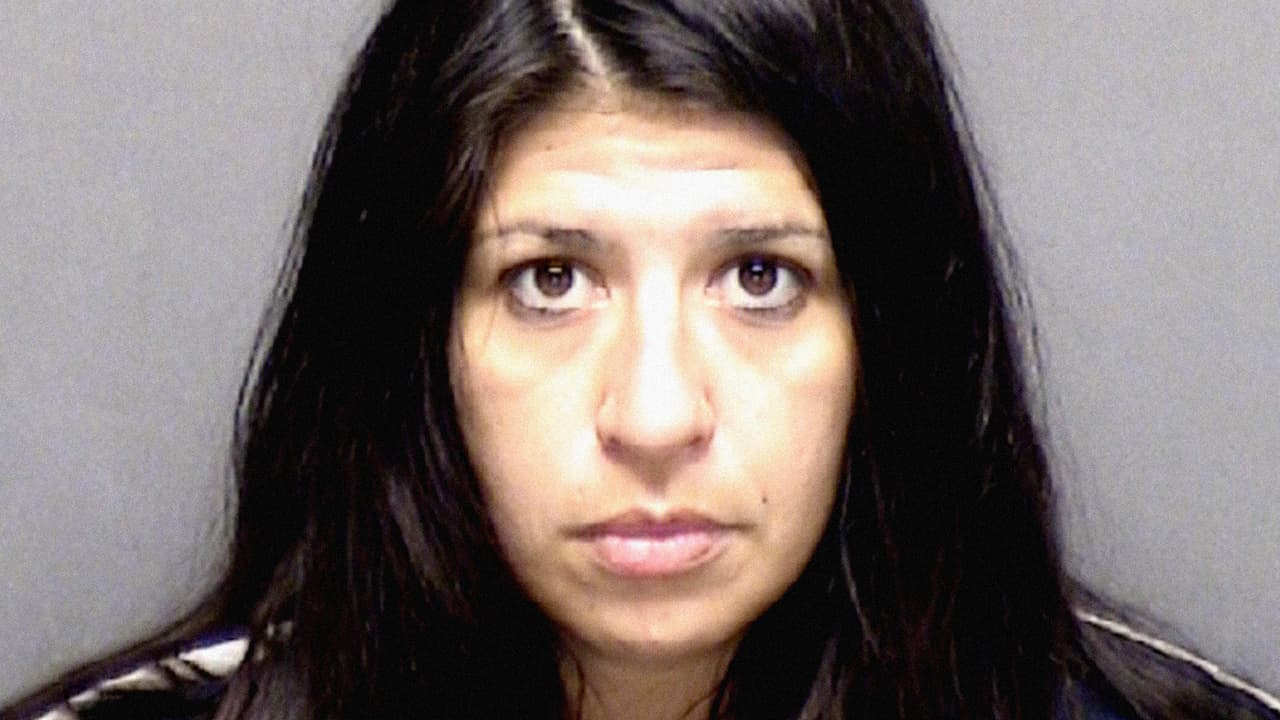 Un hombre recibe un mensaje de texto de una mujer y su novia intenta apuñalarlo 