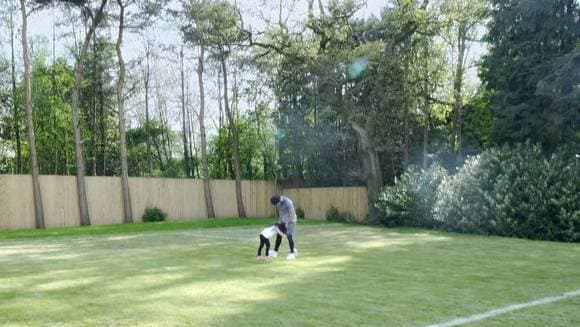 Al crack del Liverpool, Mo Salah, le encanta correr por el jadín con su hija.