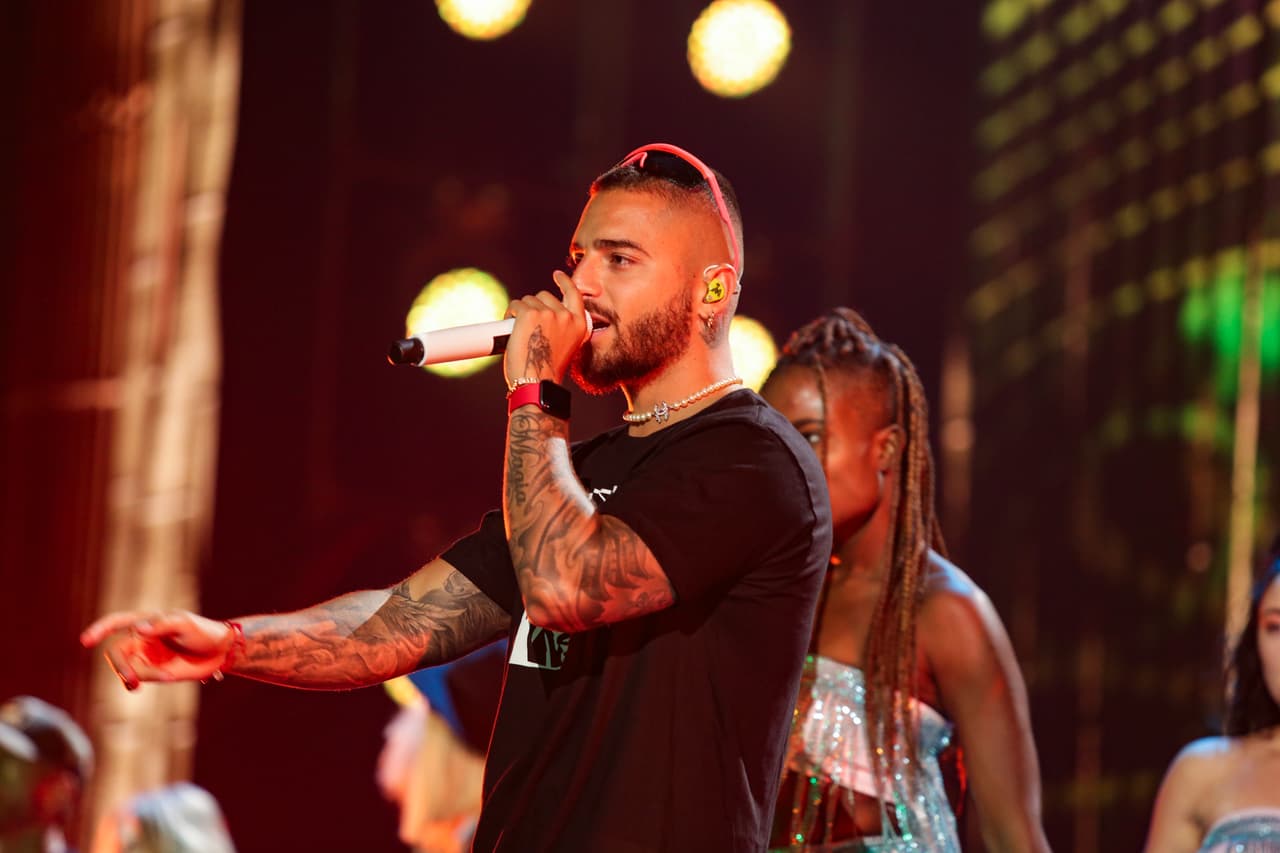 Posteriormente se cambió y subió a escena con esta playera negra. Ahora le tocaba cantar con Reykon.