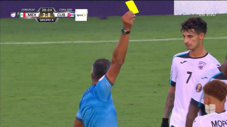 Tarjeta amarilla. El árbitro amonesta a Luismel Morris de Cuba
