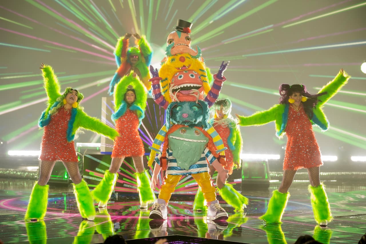 Algunos de los investigadores creen que se trata de un comediante y por ello Carlos Rivera apostó por Ricardo Fastlicht, mientras que Galilea Montijo mantuvo que es Mauricio Barcelata, Juanpa Zurita que es Ariel Miramontes y Yuri tuvo la teoría de que su altura es para despistar y se decantó por Reynaldo Rossano.