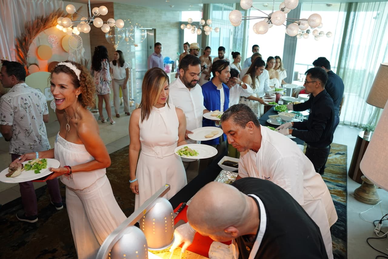 Los invitados degustaron platillos exquisitos en un buffet que deleitó el paladar de cada uno de ellos al máximo.