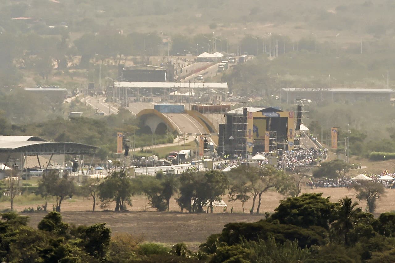 Una vista amplia del puente de las tienditas, donde fue instalada la tarima para el concierto.