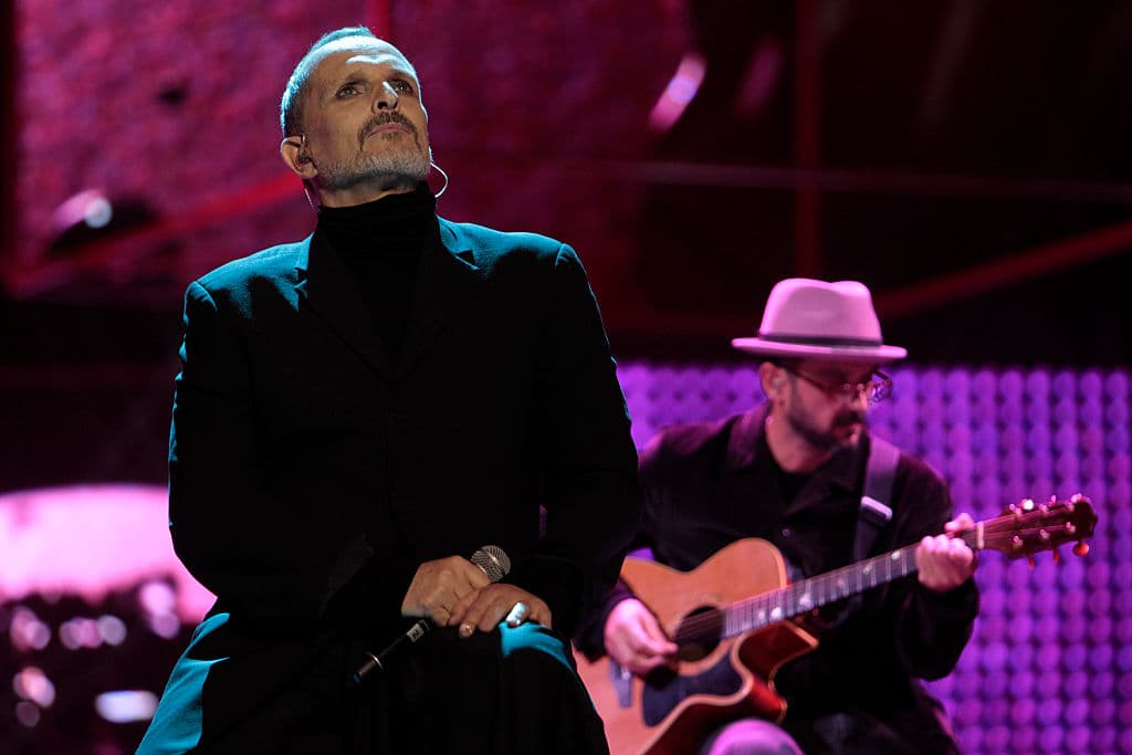 Miguel Bosé también se mostró muy crítico respecto a la veracidad del virus e incluso, se negaba a utilizar tapabocas, a pesar de que su mamá falleció como consecuencia de haberse contagiado.