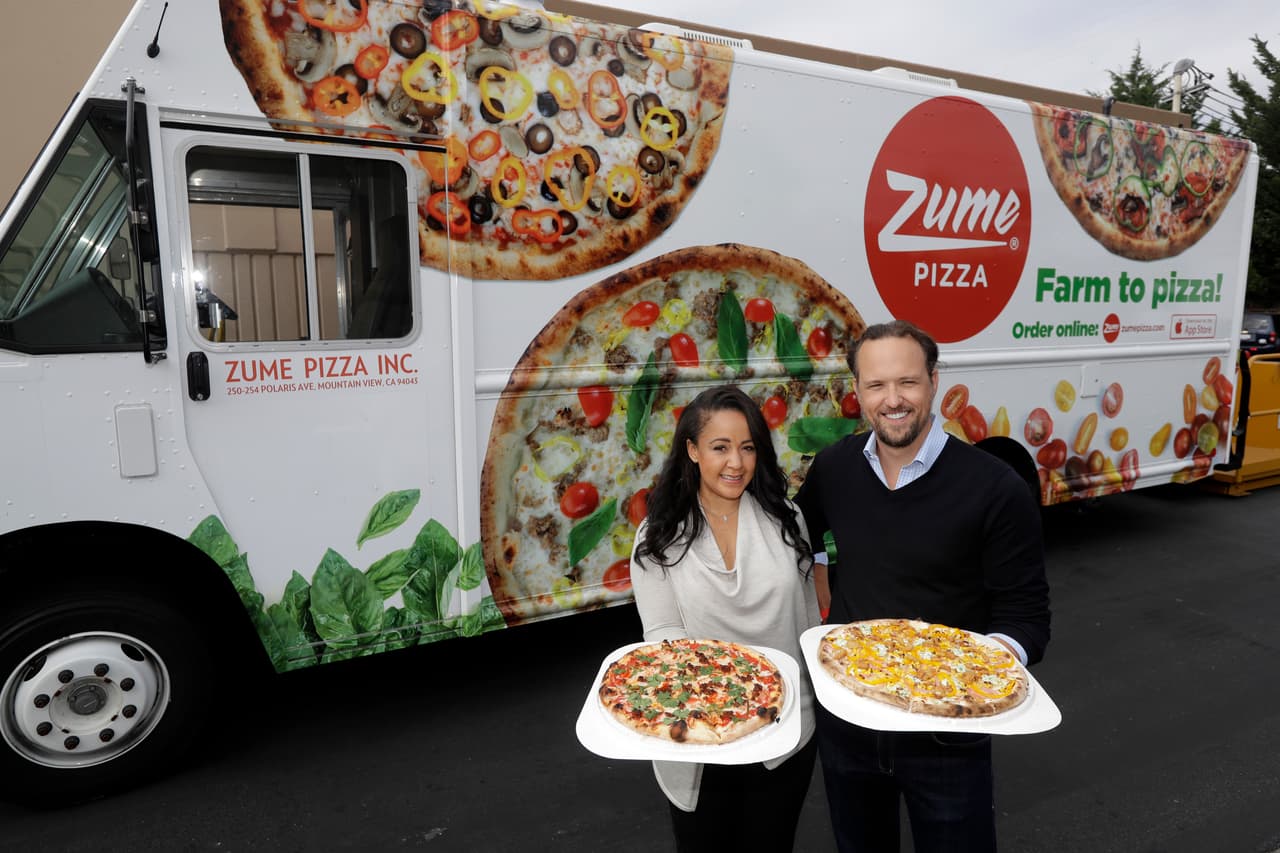 Alex Garden y Julia Collins, los fundadores de Zume Pizza en Mountain View, California, buscan modernizar la producción en serie de pizzas con la ayuda de robots.
