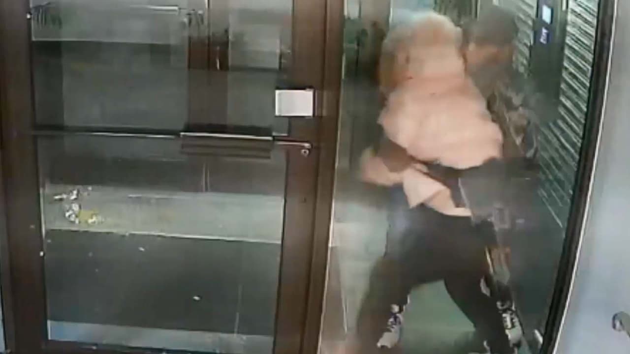 Intento de violación a una mujer en Brooklyn es captado en cámara; buscan al sospechoso