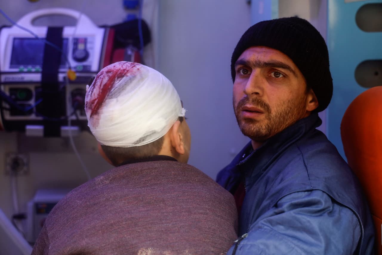 Estos heridos en el terremoto reciben tratamiento en un hospital de Bab al-Hawa, en la región siria que controlan los rebeldes al régimen de Bashar al Asad.