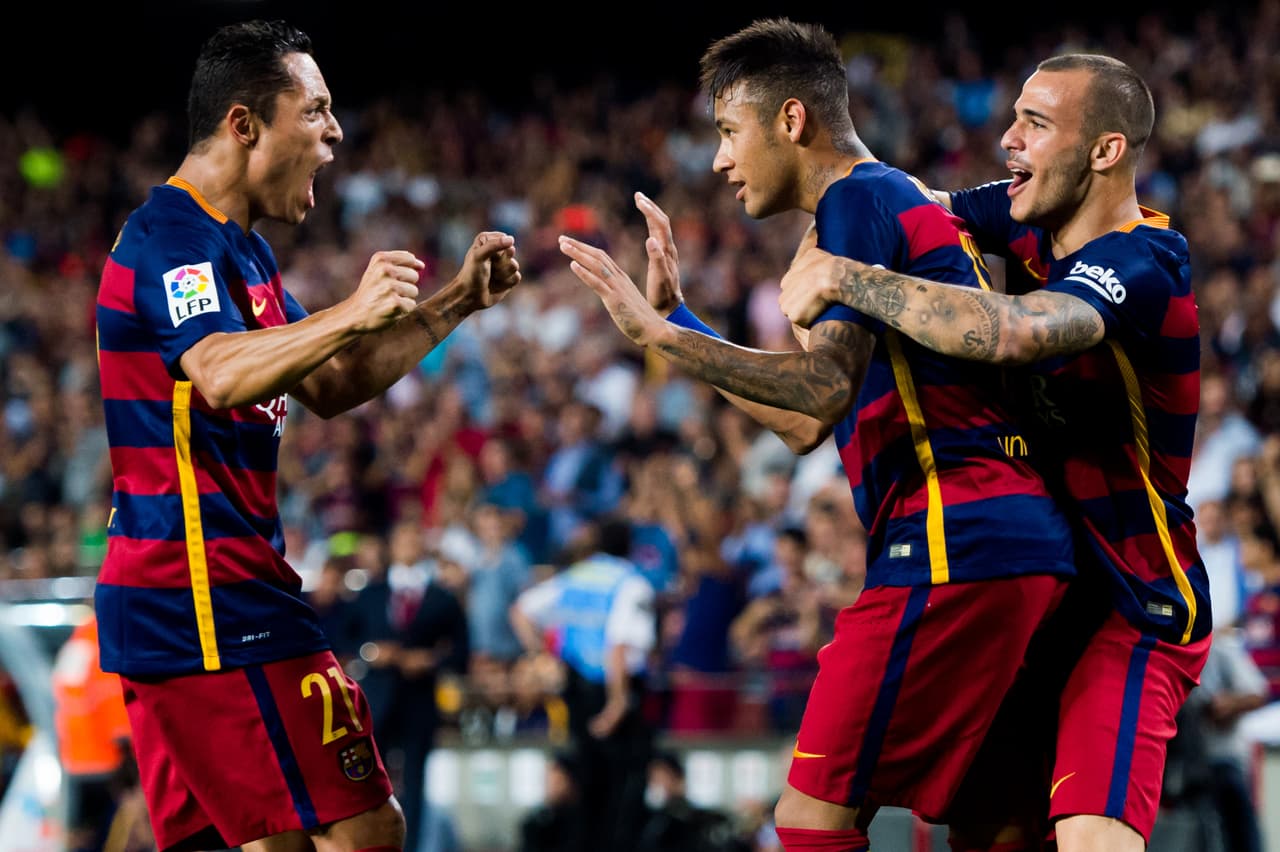 Neymar es felicitado por su compañeros tras marcar con el Barcelona.