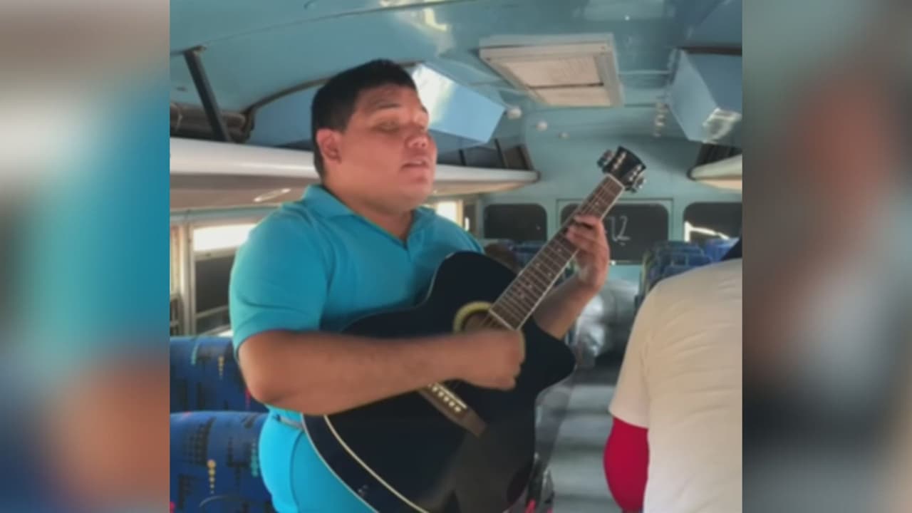 Ayuda de Impacto: Este joven ciego que canta en las calles fue asaltado y le robaron desde la guitarra hasta el bastón para caminar
