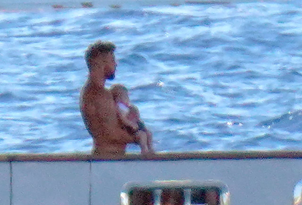 El viaje por el Caribe ocurrió justo días después del 
<b><a href="https://www.univision.com/radio/la-gozadera-show-new-york/famosos-que-pasan-de-los-40-anos-y-no-lo-aparentan-video" target="_blank">cumpleaños 48 años</a> </b>del artista, ocurrido el 24 de diciembre.
<br>