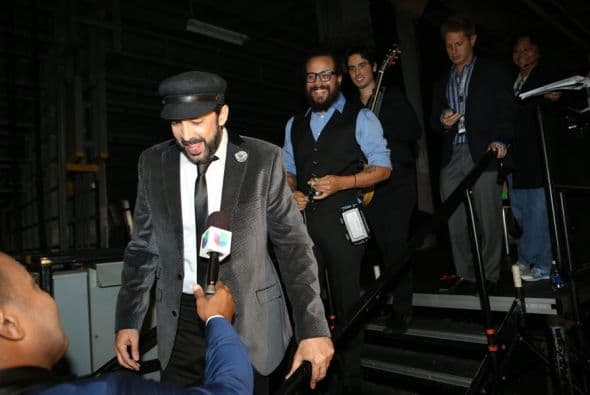 Durante la noche de Premio Lo Nuestro, el backstage se convierte en un desfile de estrellas imparable.