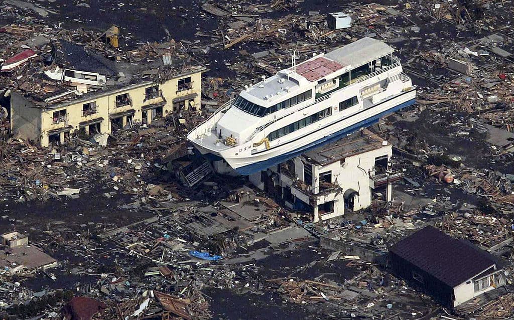 Un tsunami puede inundar zonas hasta una milla al interior de la costa y sus poderosas corrientes arrastran todo tipo de escombros. Esta imagen, tomada en Japón en 2011, muestra un yate que quedó varado sobre un edificio tras ser arrastrado por un maremoto