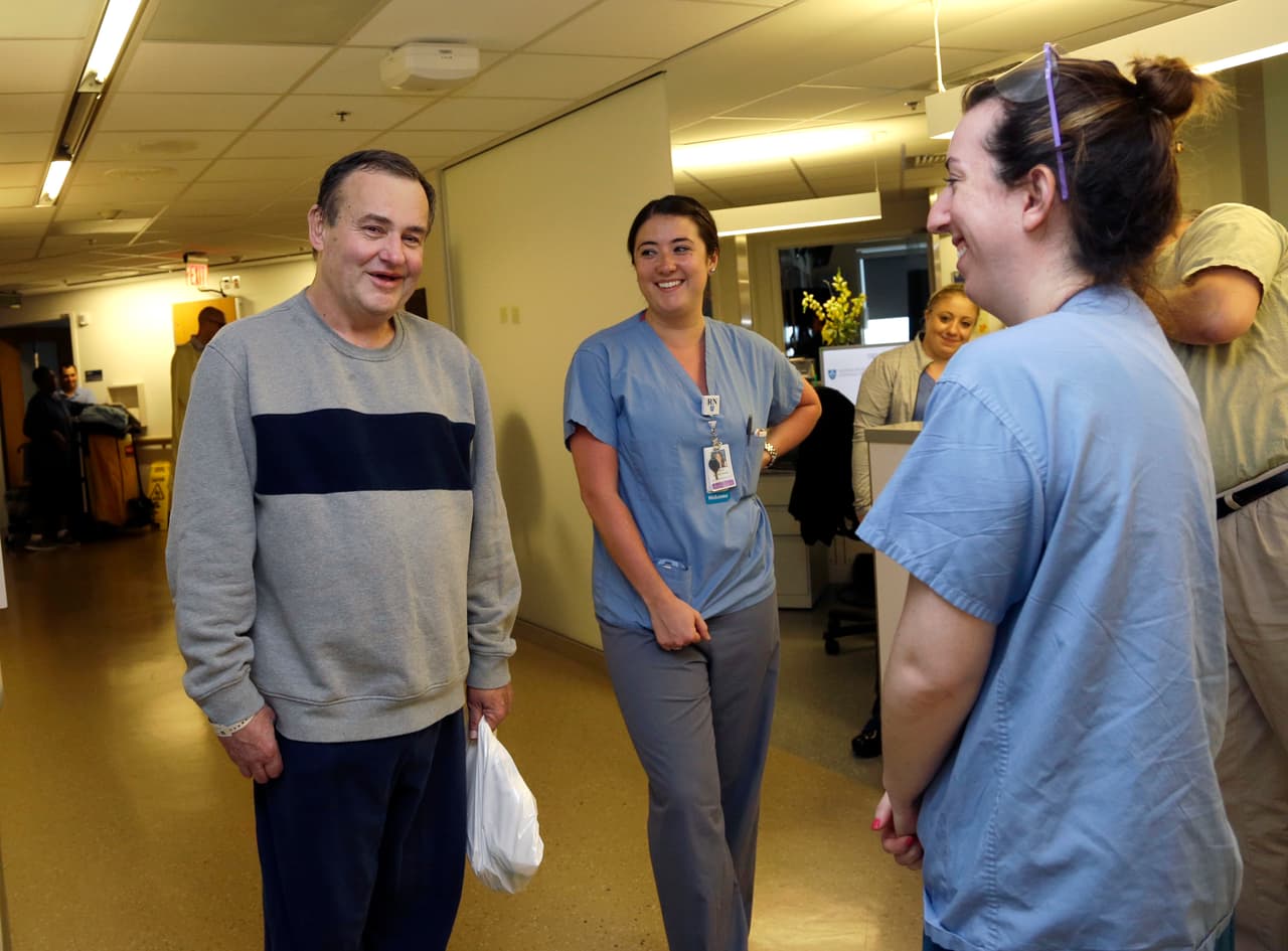 Thomas Manning, de 64 años, fue en mayo de este año el primer hombre en recibir un trasplante de pene en Estados Unidos. Menos de un mes después de la operación pudo dejar el hospital para continuar en su casa 
<a href="http://www.univision.com/noticias/trasplantes/el-hombre-que-recibio-el-primer-trasplante-de-pene-en-eeuu-ya-va-rumbo-a-su-casa"><u>una favorable recuperación</u></a>. Univision Noticias 
<a href="http://www.univision.com/noticias/trasplantes/9-datos-para-entender-los-trasplantes-de-pene"><u>habló con los doctores que lo operaron, Curtis Cetrulo y Dicken Ko</u></a>, quienes nos explicaron cómo funciona el 
<a href="http://www.univision.com/noticias/como-se-hizo-el-primer-trasplante-de-pene-en-eeuu-video"><u>procedimiento</u></a>. Manning había comentado sobre lo que vivió antes de la cirugía: "Estaba realmente devastado. (...) No me sentí menos hombre, pero atravesé mi propia versión del infierno”.