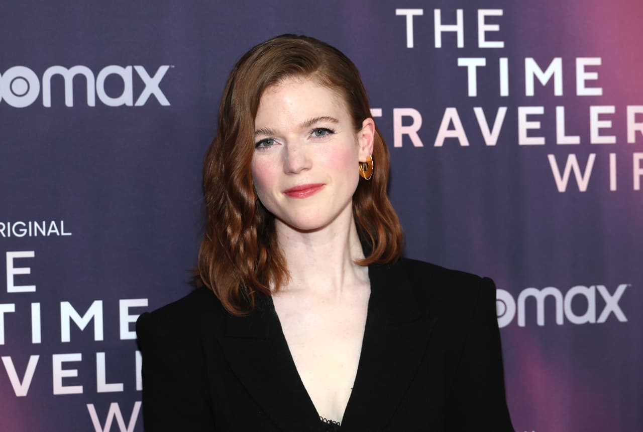 Con respecto a su trayectoria profesional, puedes ver a Rose en la nueva serie de HBO ‘La mujer del viajero en el tiempo’, que se estrenó el 16 de mayo de 2022.