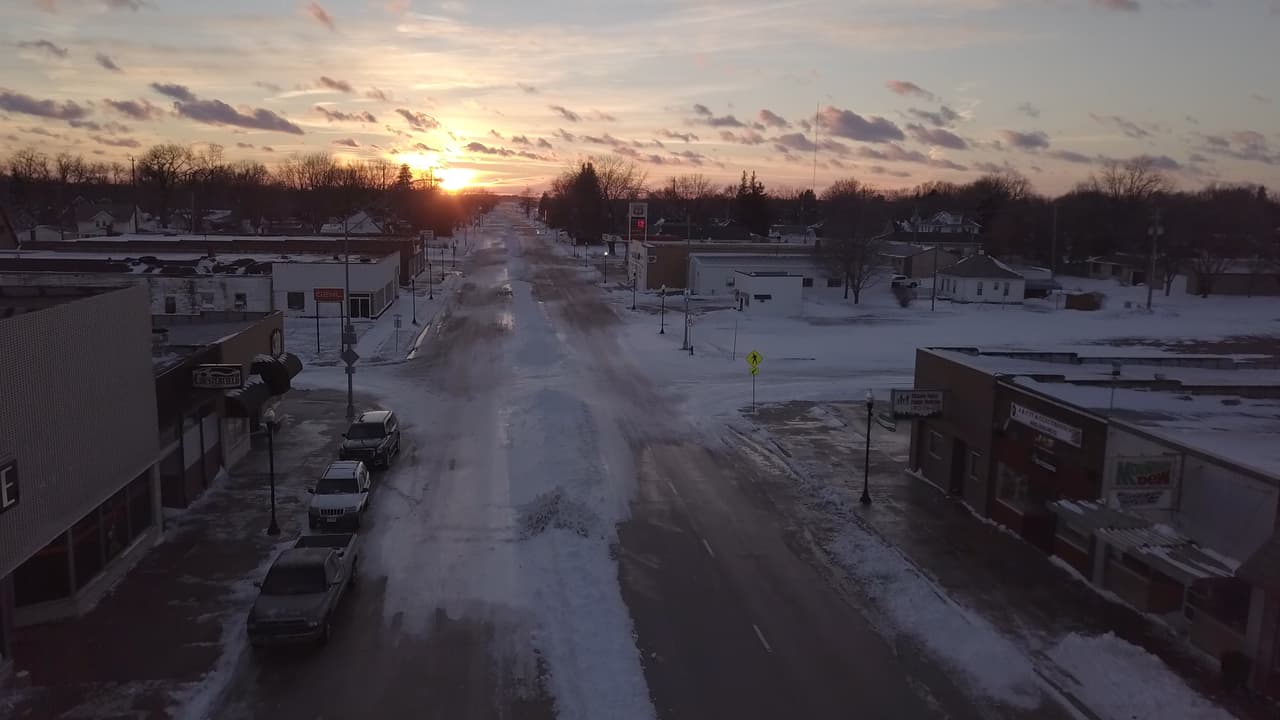 O'Neill en Nebraska tiene unos 3,700 habitantes y se define a sí mismo como "la capital irlandesa de Estados Unidos". Esta toma aérea muestra la calle principal del pueblo, Main Street.