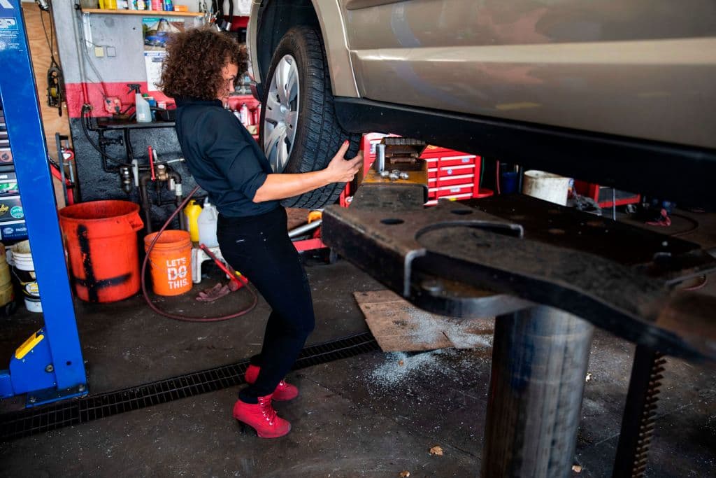 Asegúrate de 
<b>que los neumáticos tengan suficiente aire</b>. Los neumáticos sin suficiente aire crean más resistencia a la rodadura en el pavimento, de ahí que reducen el rendimiento por millas. Infla tus neumáticos a la presión recomendada (puedes verla en una placa situada al interior de la puerta del conductor). Revísalos de forma periódica con un manómetro para neumáticos. “Comúnmente, tu consumo de combustible se verá afectado por un 5% o 10% si no están inflados correctamente”, indica el experto David Bennett. Pero 
<b>no los infles de más</b>. Hacerlo podría desgastar más rápido los neumáticos.