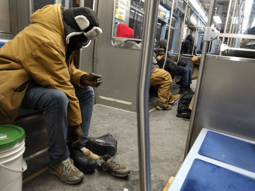 Un acto de bondad con un indigente que viaja en tren sorprende a miles de personas  
