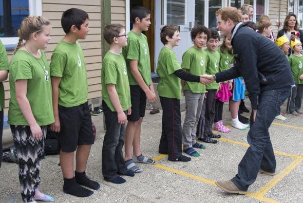 Lo recibió un encantador grupo de niños.