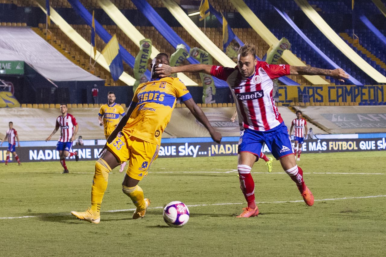 Los primeros minutos de la parte complementaria, los visitantes se lanzaban al frente a buscar el gol.