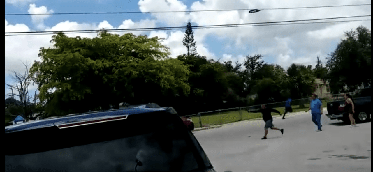 Minutos después de la discusión, Dorta-Martínez llegó al lugar, sacó una pistola y comenzó a disparar. El violento momento quedó grabado en un teléfono de celular de un testigo del tiroteo.
<br>
<br>