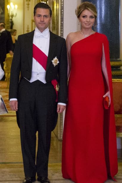 La Gaviota sigue dándose vuelo en el Reino Unido junto a Enrique Peña Nieto. Así lució la parejita durante una cena especial ofrecida en su honor, ¡como muñequitos de pastel!