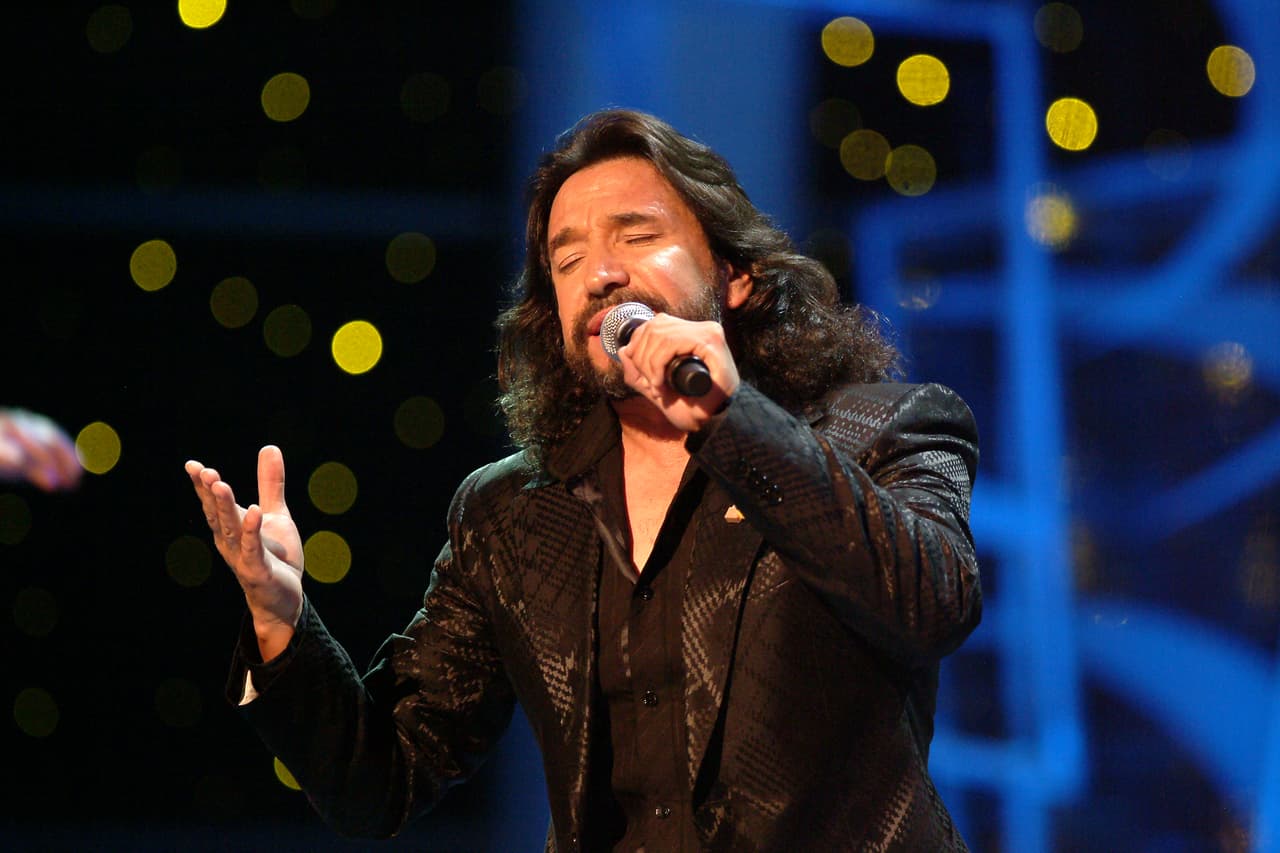 Marco Antonio Solis recibió el Premio a la Trayectoria de manos de Emilio Estefan por treinta y seis años de exitosa carrera.