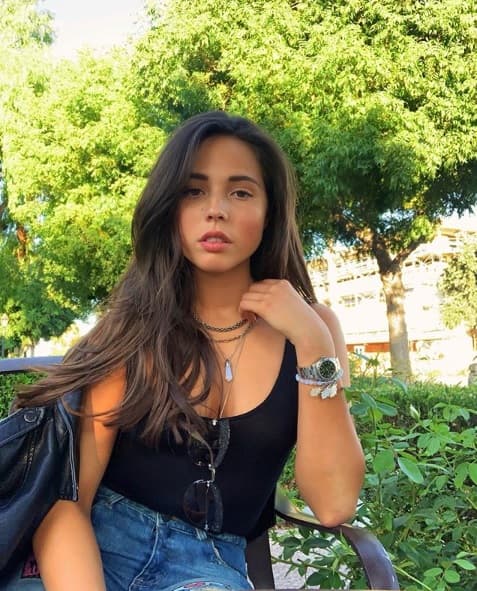 Desde hace tiempo
<b><a href="https://www.instagram.com/angela_aguilar_/?hl=es-la" target="_blank"> Ángela Aguilar</a></b> ha causado furor en las redes sociales con 2.3 millones de seguidores en Instagram, pero Aneliz Aguilar va tras sus pasos al superar más de 318,000.