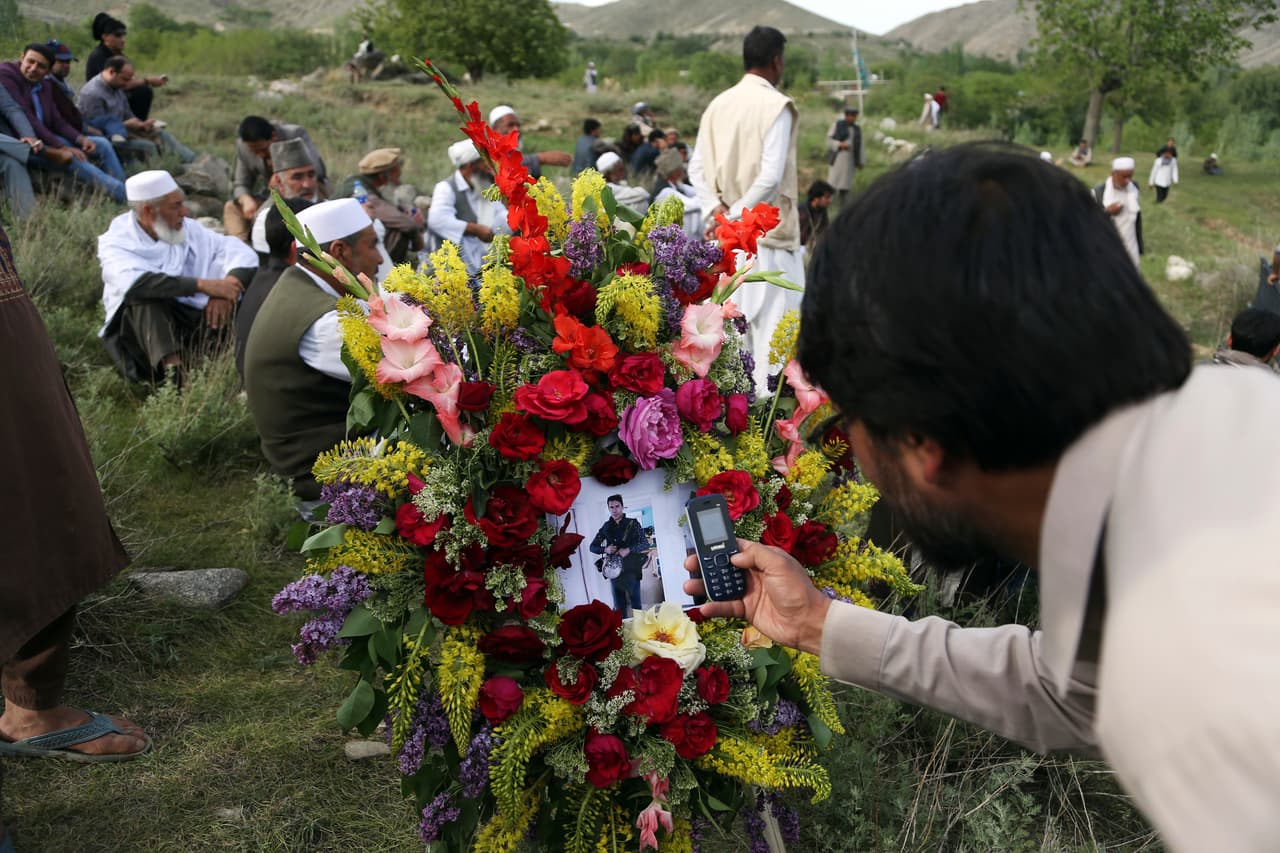 Shah Marai trabajaba desde 1996 para la AFP y había cubierto ampliamente la situación en el país bajo el régimen talibán y la invasión estadounidense de Afganistán en 2001, después de los ataques del 11 de septiembre. A pocas horas del atentado fue sepultado en Guldara, su distrito natal en la provincia de Kabul.