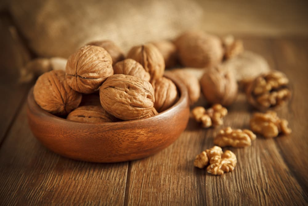 Nueces. Contiene ácidos grasos como Omega 3 que mejora los niveles de colesterol y no permiten el aumento de peso, protege el corazón y disminuyen la degradación de los huesos.