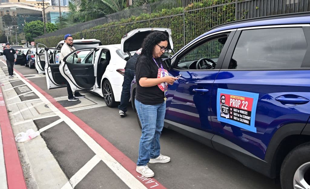 Activistas han expresado su preocupación por los conductores si se confirma la Proposición 22. Según un informe publicado por investigadores del Centro Laboral de UC Berkeley, los conductores ganaban menos que el salario mínimo local después de los gastos y excluyendo las propinas.