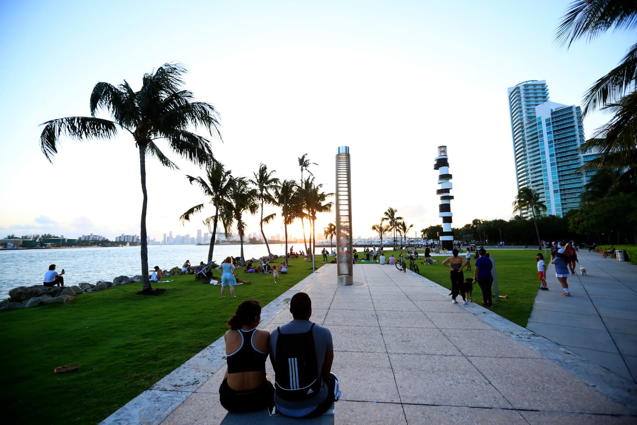 Los parques en Miami-Dade cerrarán a partir de las 10:00 pm y las luces estarán encendidas para que las personas puedan hacer deportes.